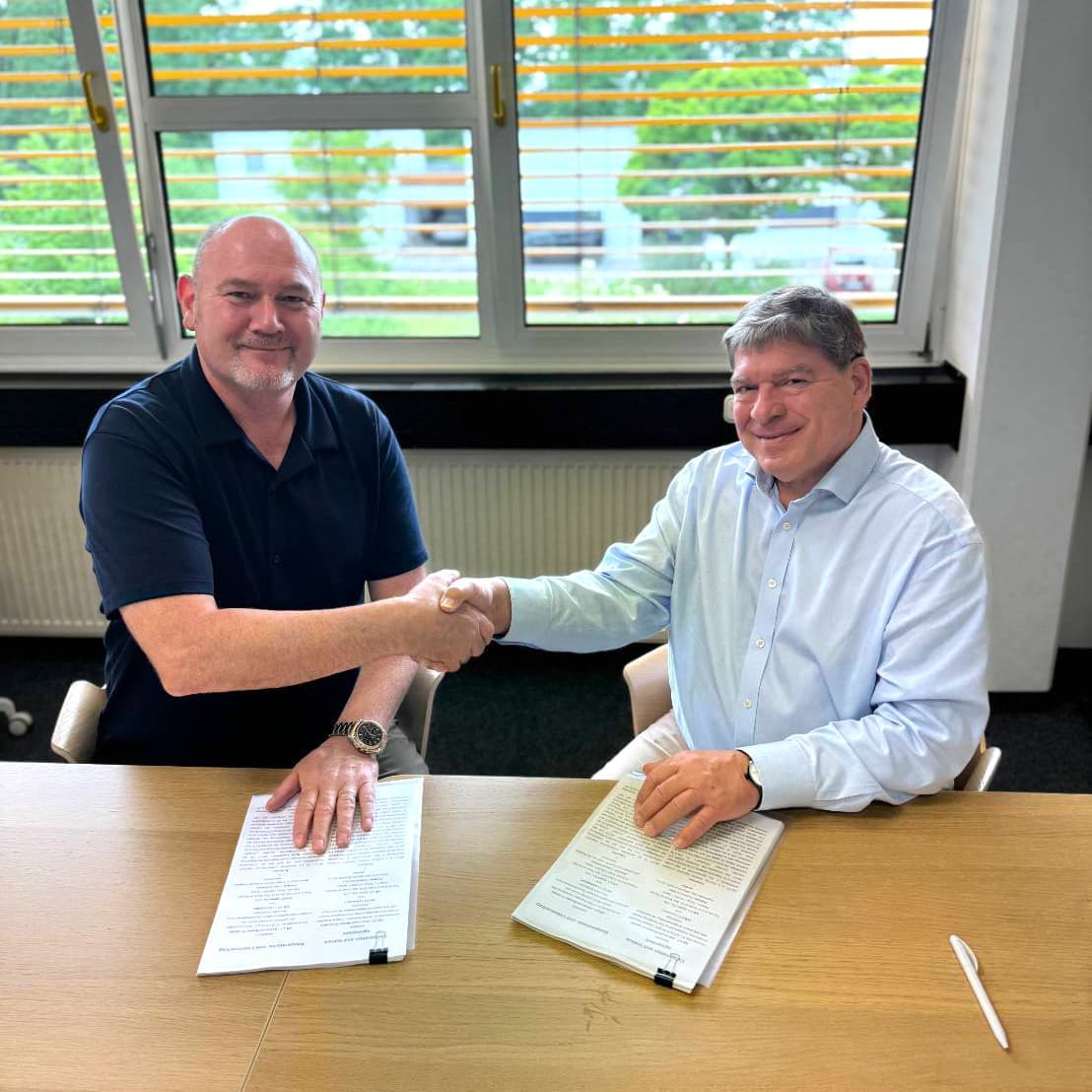 写真右から左へ、 AB-CTのチーフ・マーケット・オフィサーであるオリバー・ディートリヒ AB-CT JapanのCEOであるレイモンド・ニール